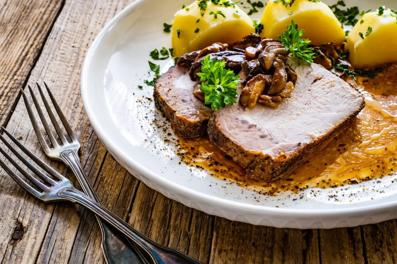 Wildbraten mit Beilagen