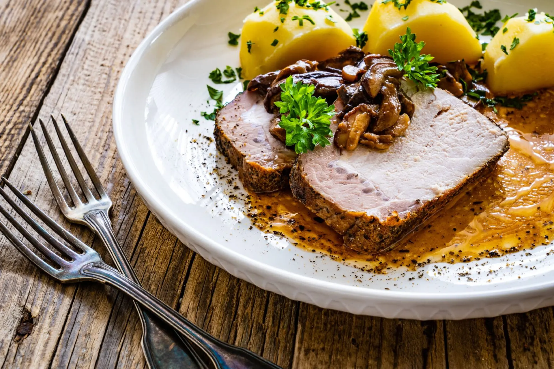 Wildbraten mit Beilagen